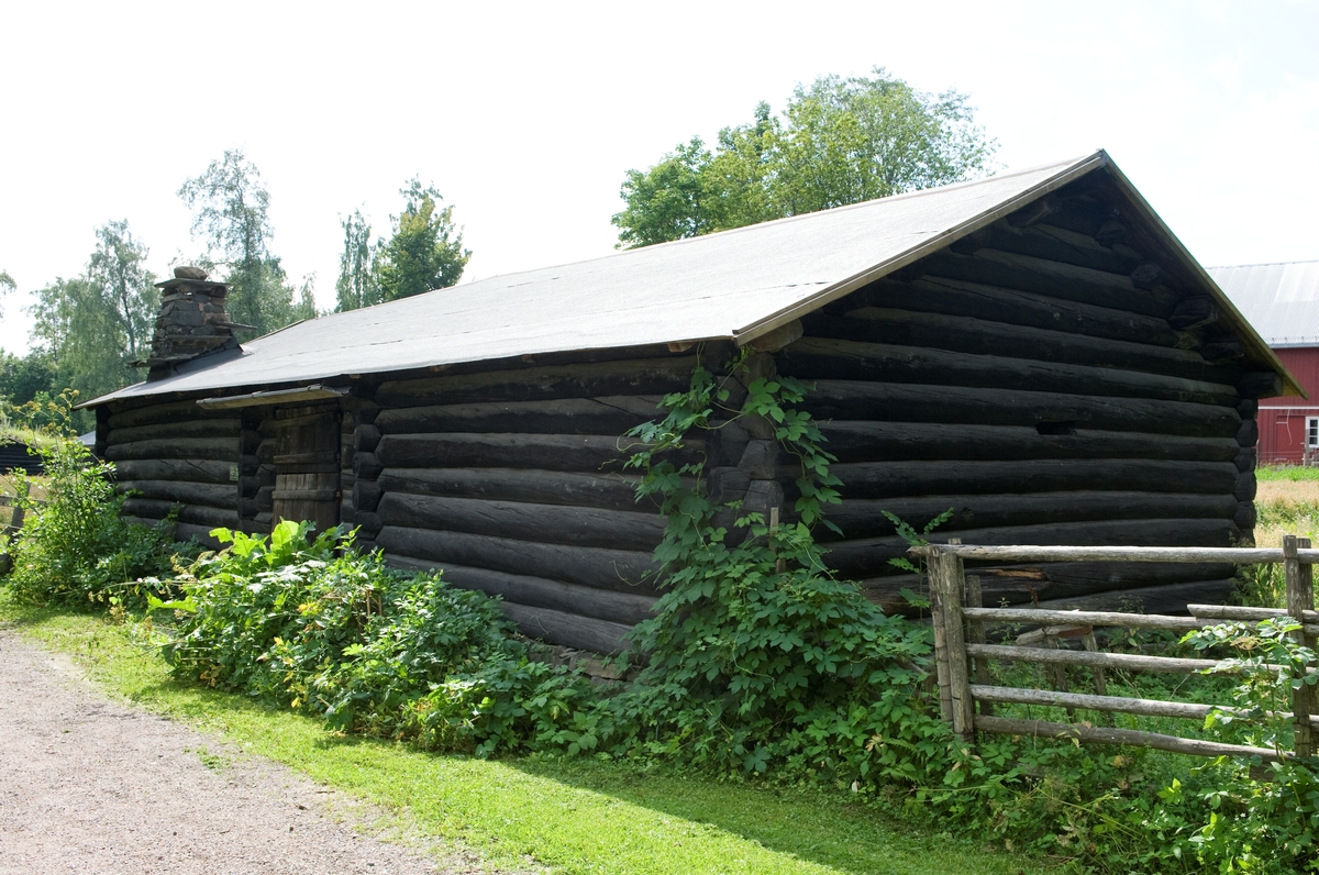 SEL OG MELKEBU FRA LANDSVERK¬SETER I NORD-FRON, CA. 1800 
Overført til museet 1907, gjenoppført 1910 

Huset har tre rom. Man kommer inn i en gang midt i huset, til venstre ligger selet og til høyre melkebua. Selet er rommet der all tilvirkning av smør og ost foregikk, og det ble også brukt som oppholds- og soverom. Melkebua ble brukt til oppbevaring av melka og melkeproduktene som ble produsert på setra. 

(Tekst hentet fra By og bygd 43, 2010)
