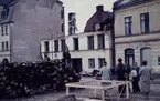 Stadsvy rivning. Kyrkogårdsgatan 18, 20 (senare Näbbtorgsgatan). Husen revs ca 1963 då även fotot är taget. Bakom huset som rivs ser man gaveln på Holmbergs bokbinderi o kartongfabrik, med adress Änggatan 13.