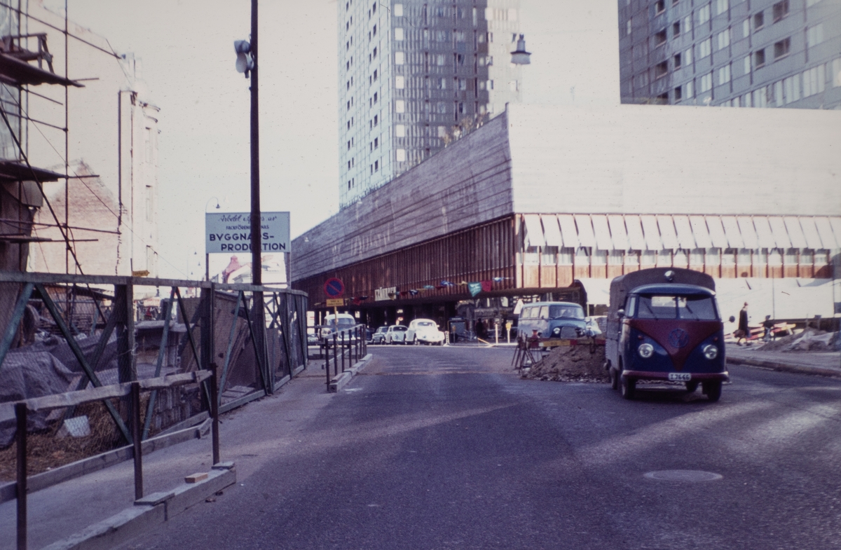 Drottninggatan, Varuhuset Krämaren till höger på bilden.