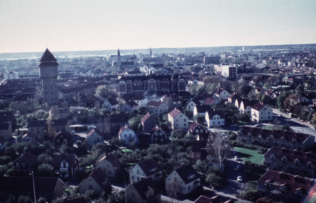 Utsikt från vattentornet Svampen söderut.
Till vänster på bilden syns Norra vattentornet som revs 1968, i mitten Olaus Petriskolan som revs 1966.