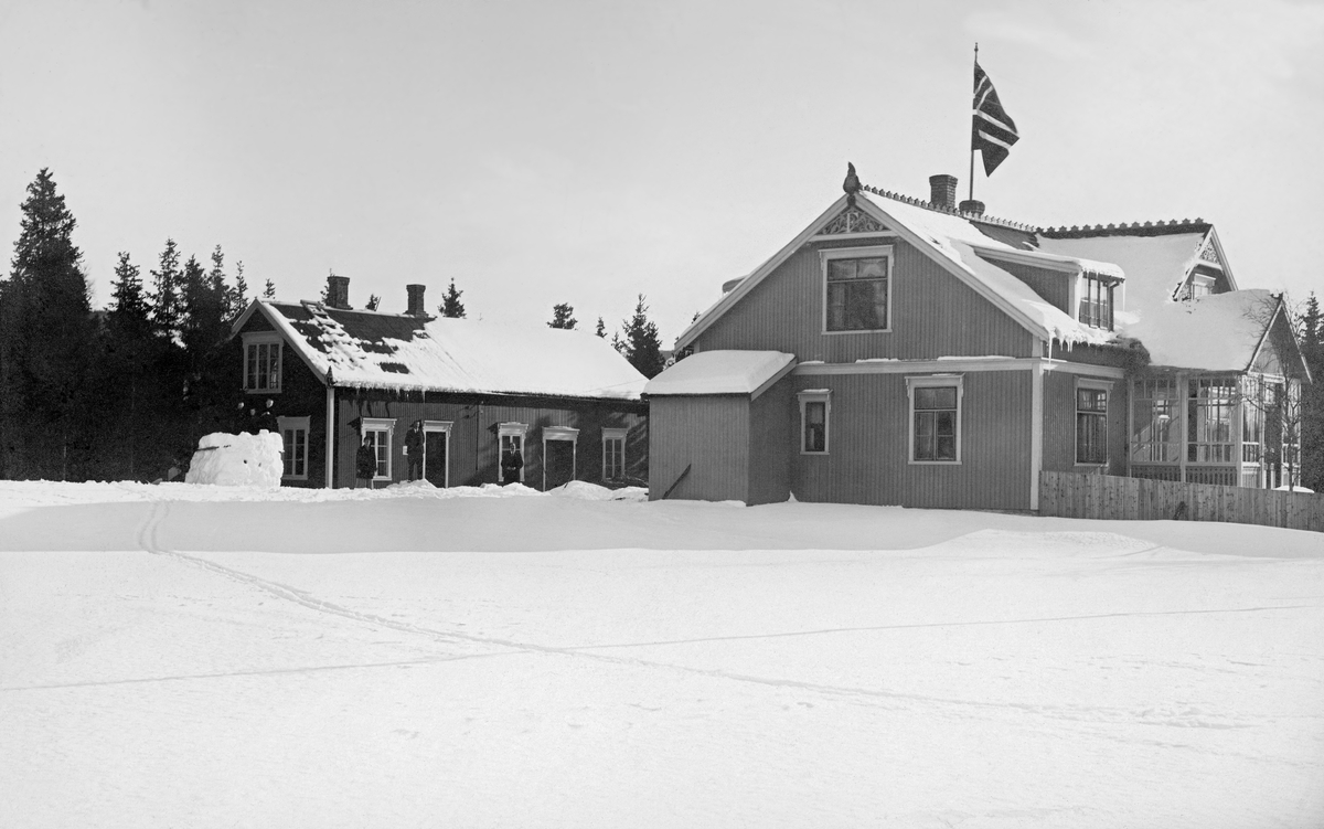 Skogforvalterboligen for Sør-Helgeland distrikt i Mosjøen.  Anlegget består av to bygninger, et våningshus og en uthusbygning.  Våningshuset er i halvannen etasje, og har en del tidstypiske trekk.  Det har blant annet kammer på mønene som ender i fløyer, samt utskårne ornamenter i røstene.  Vindusomramminger, hjørner og etasjeskiller er markert med kvit maling. Bygningen har arker på taket og glassveranda mot hagen.  Kjøkkeninngangen har et bordkledd bislag på hjørnet av bygningen. Uthusbygningen i bakgrunnen er oppført i en etasje. Vinduene og to piper på taket tyder på at denne bygningen kan ha både boligrom og eldhusfunksjoner.  Ved gavlen på uthuset er det bygd en snøborg.  I bakgrunnen granskog. 