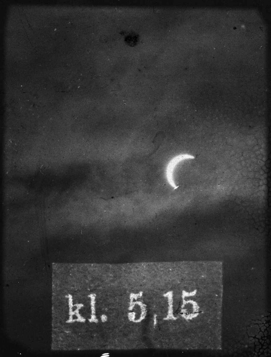 Solförmörkelse. Sex olika faser mellan klockan 5 till 5.55, Uppsala 19 augusti 1887