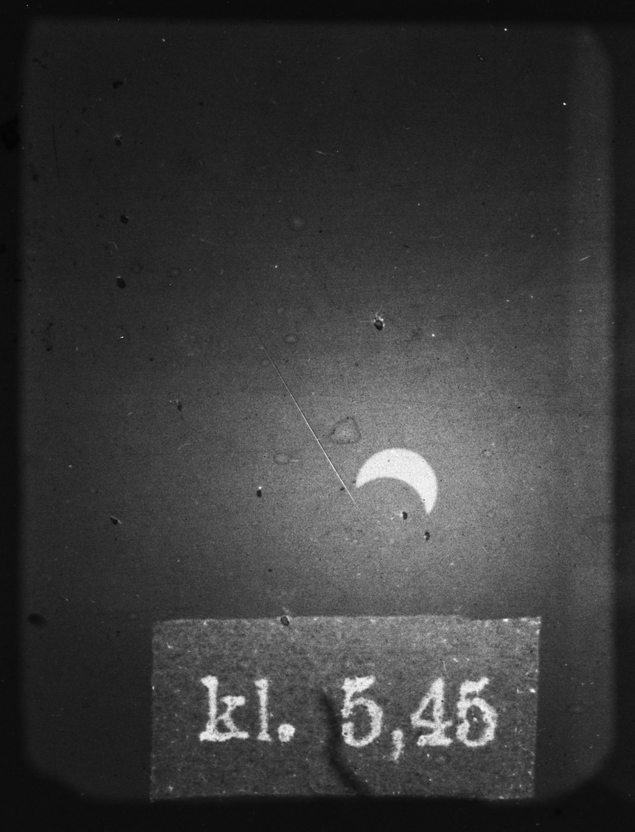 Solförmörkelse. Sex olika faser mellan klockan 5 till 5.55, Uppsala 19 augusti 1887