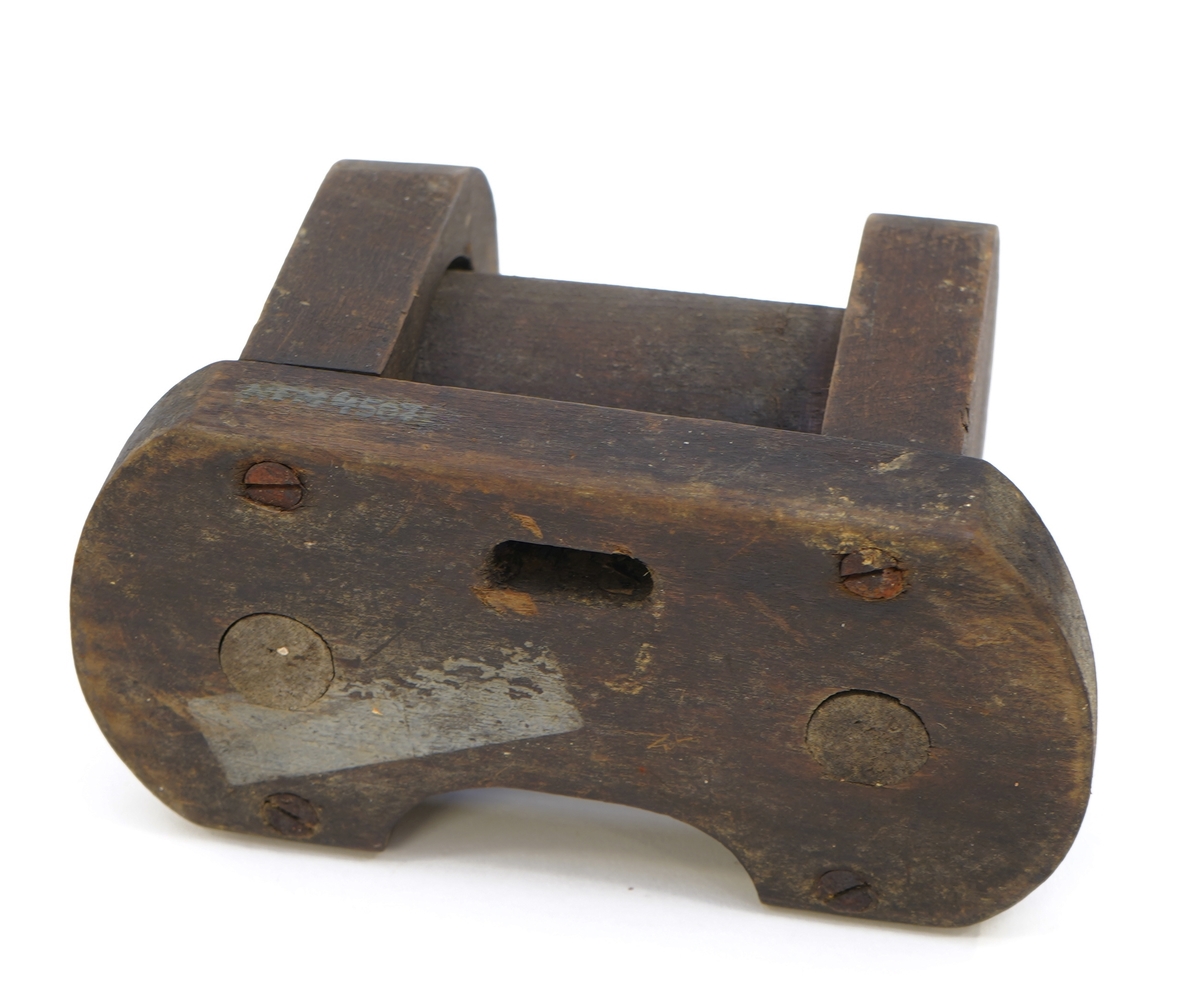 Form: Roterbar rull opplagra på båe endar. Under anretningen er det stansa ut spor for feste til båt.