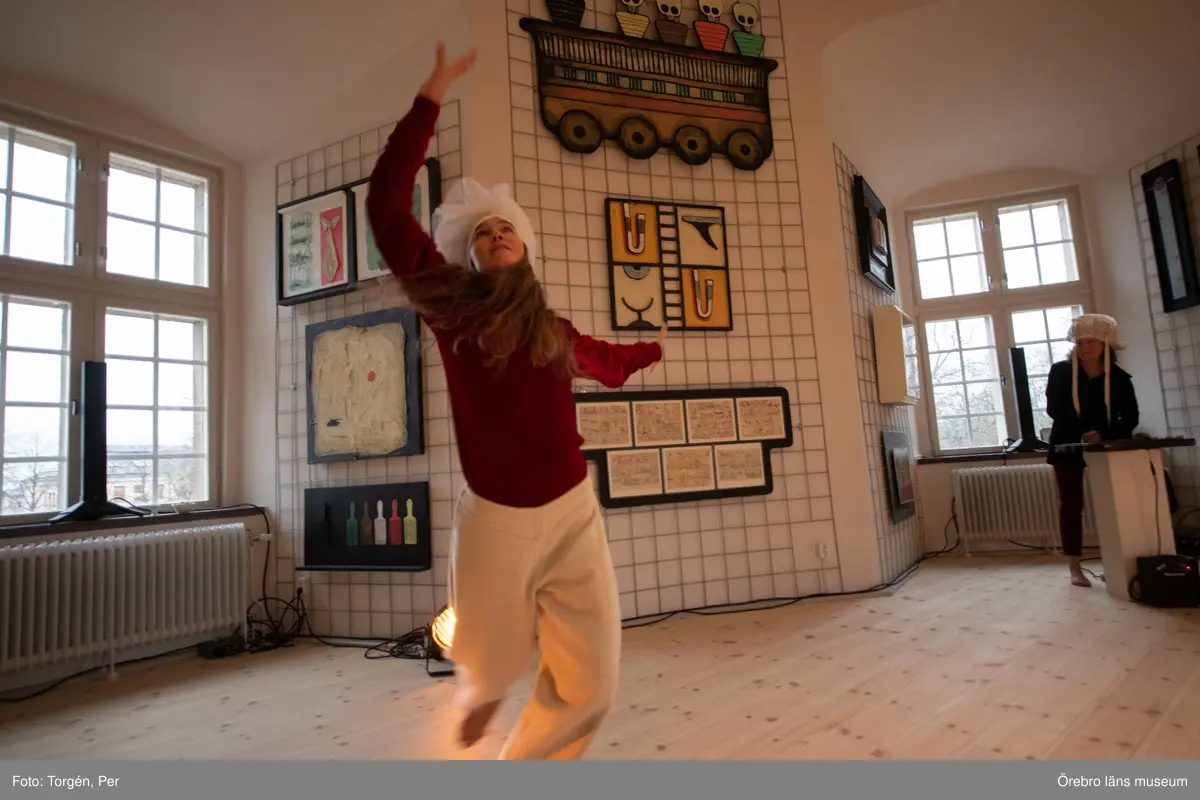 Bilder från en dans performance – Genius Loci - skapad av Jan Håfströms sambo Lotta Melin för detta tillfälle, vid invigningen av Jan Håfsträms utsällningen "Barnet i tornet".