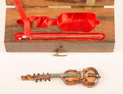 Miniatyr hardingfele m/bue og felekasse