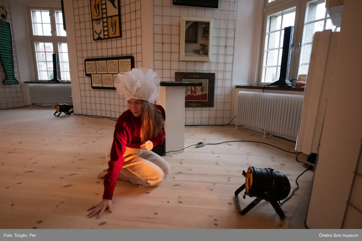Bilder från en dans performance – Genius Loci - skapad av Jan Håfströms sambo Lotta Melin för detta tillfälle, vid invigningen av Jan Håfsträms utsällningen "Barnet i tornet".