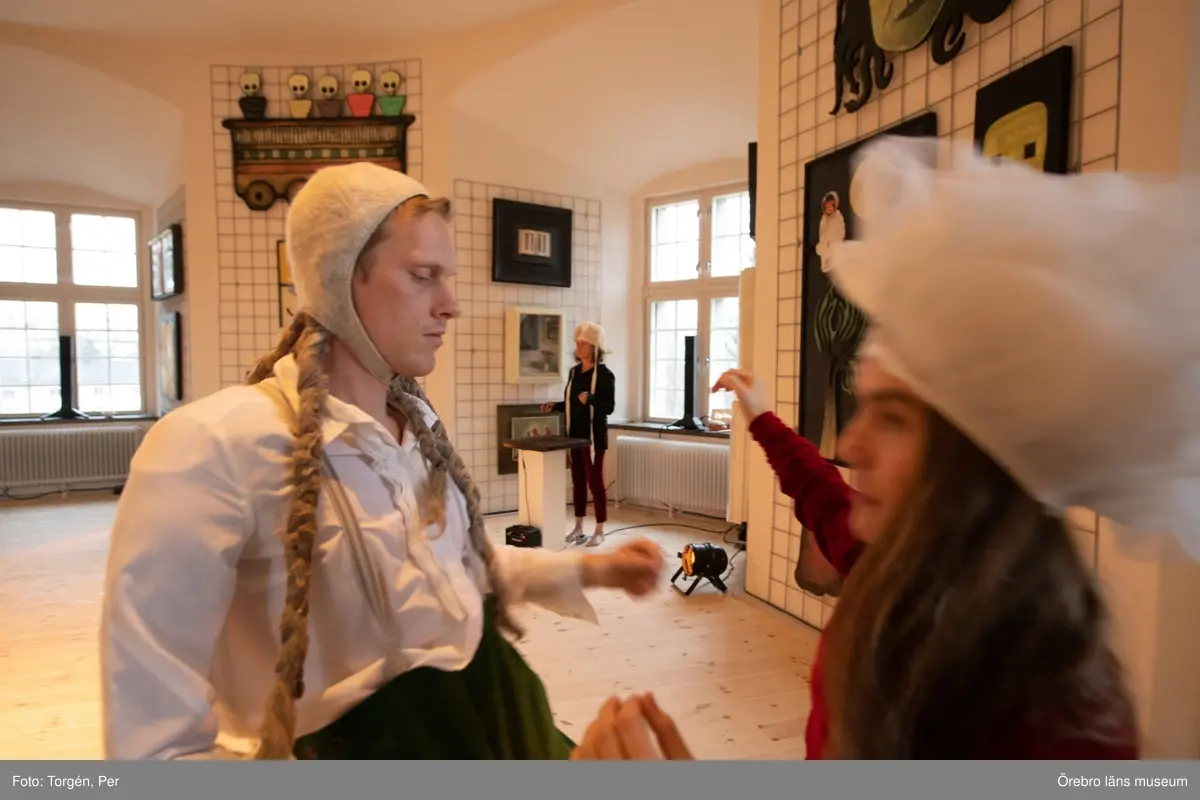 Bilder från en dans performance – Genius Loci - skapad av Jan Håfströms sambo Lotta Melin för detta tillfälle, vid invigningen av Jan Håfsträms utsällningen "Barnet i tornet".