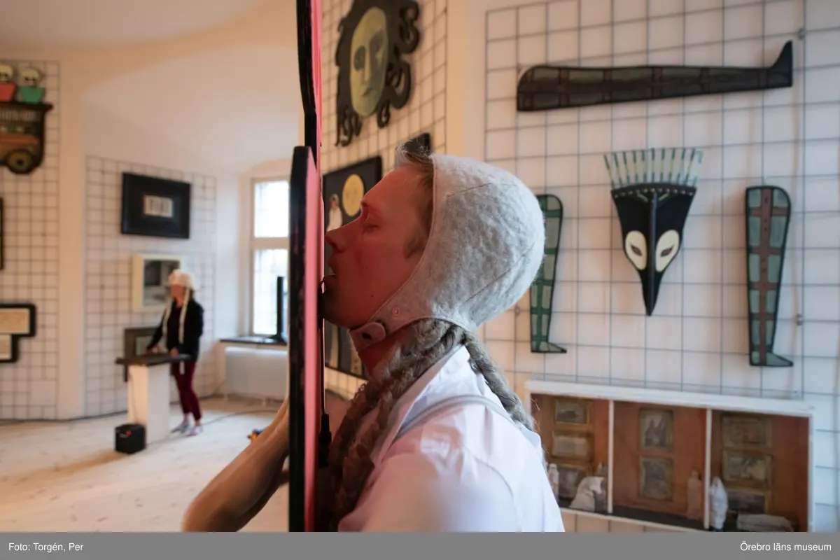 Bilder från en dans performance – Genius Loci - skapad av Jan Håfströms sambo Lotta Melin för detta tillfälle, vid invigningen av Jan Håfsträms utsällningen "Barnet i tornet".