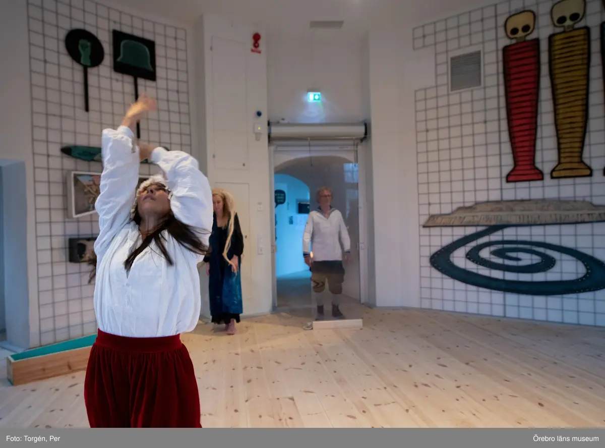 Bilder från en dans performance – Genius Loci - skapad av Jan Håfströms sambo Lotta Melin för detta tillfälle, vid invigningen av Jan Håfsträms utsällningen "Barnet i tornet".
