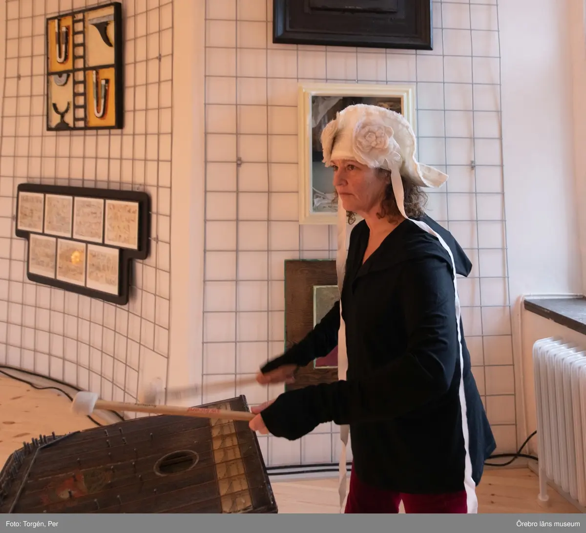 Bilder från en dans performance – Genius Loci - skapad av Jan Håfströms sambo Lotta Melin för detta tillfälle, vid invigningen av Jan Håfsträms utsällningen "Barnet i tornet".