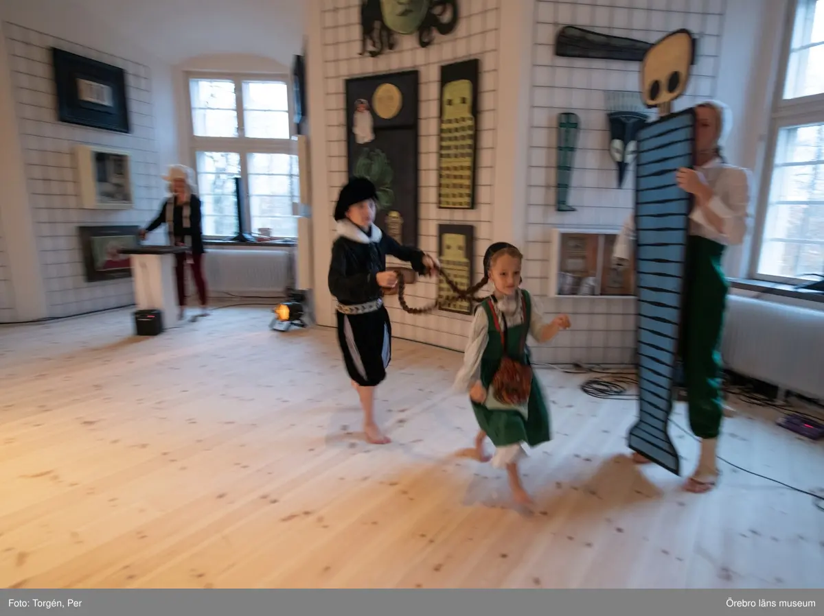 Bilder från en dans performance – Genius Loci - skapad av Jan Håfströms sambo Lotta Melin för detta tillfälle, vid invigningen av Jan Håfsträms utsällningen "Barnet i tornet".