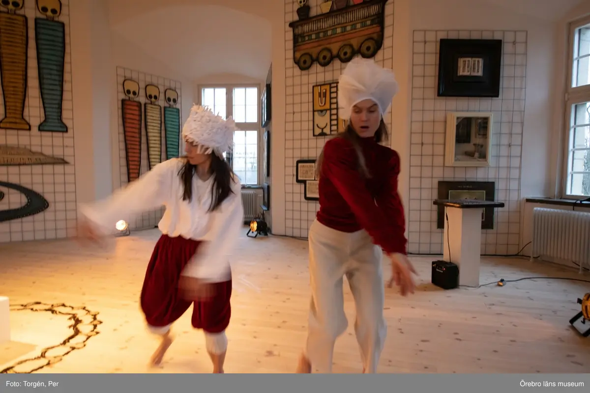 Bilder från en dans performance – Genius Loci - skapad av Jan Håfströms sambo Lotta Melin för detta tillfälle, vid invigningen av Jan Håfsträms utsällningen "Barnet i tornet".