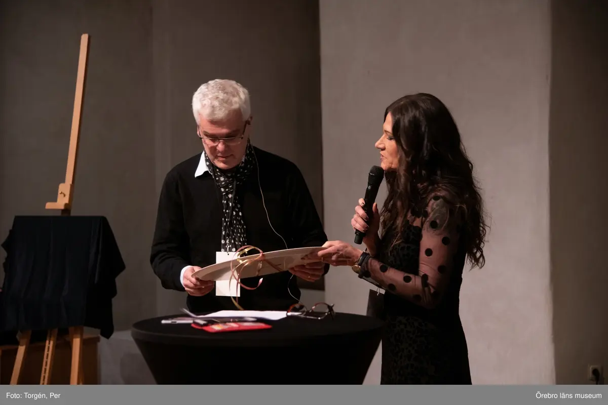 Bilder från en dans performance – Genius Loci - skapad av Jan Håfströms sambo Lotta Melin för detta tillfälle, vid invigningen av Jan Håfsträms utsällningen "Barnet i tornet".