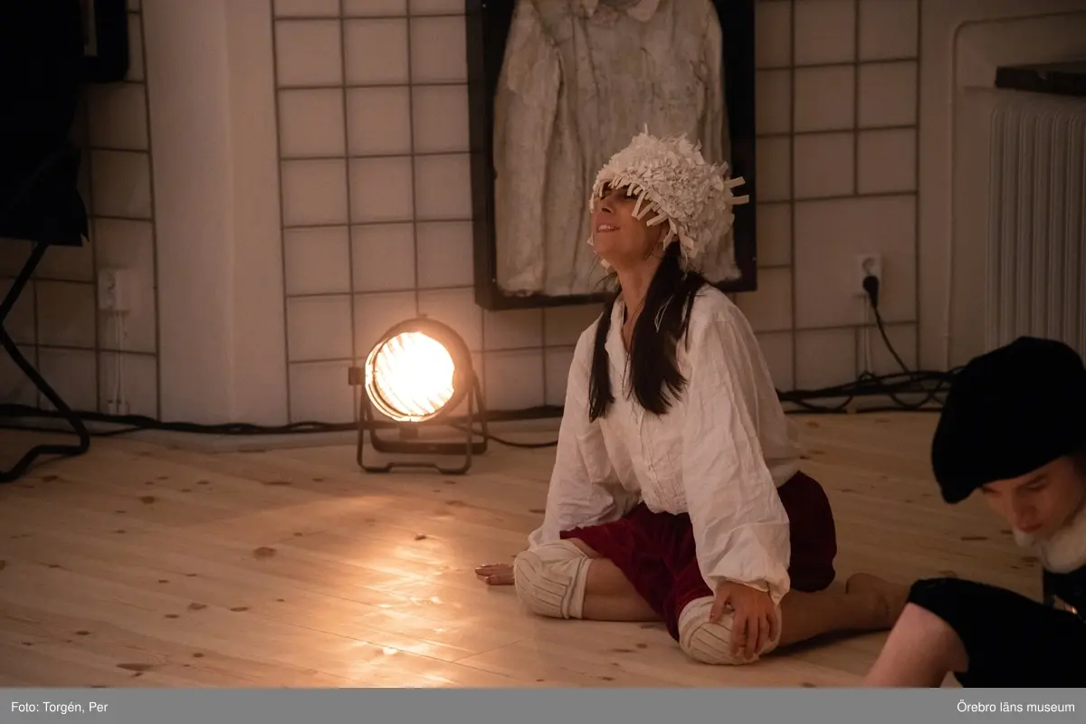 Bilder från en dans performance – Genius Loci - skapad av Jan Håfströms sambo Lotta Melin för detta tillfälle, vid invigningen av Jan Håfsträms utsällningen "Barnet i tornet".