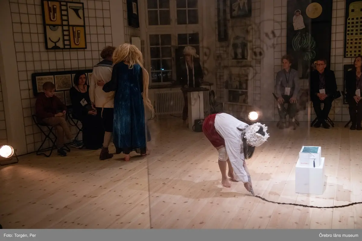 Bilder från en dans performance – Genius Loci - skapad av Jan Håfströms sambo Lotta Melin för detta tillfälle, vid invigningen av Jan Håfsträms utsällningen "Barnet i tornet".