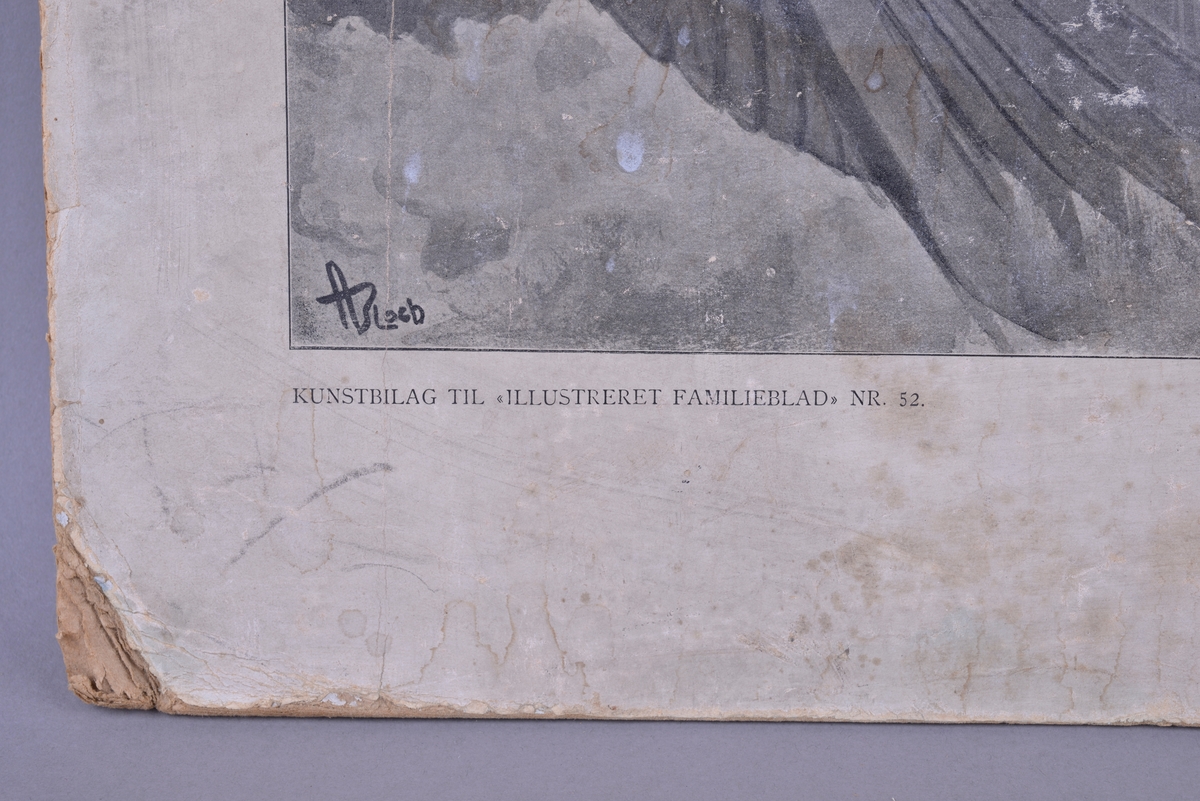 Rektangulær plansje av hvitt papir festet på kartong. Rektangulært motiv som er sentrert i midten av plansjen. Motivet er trykt i svart- hvitt. Midt på øverst på plansjen er det to hull for oppheng.  Det er trykt tekst på undersiden av motivet i form av svarte trykte bokstaver.