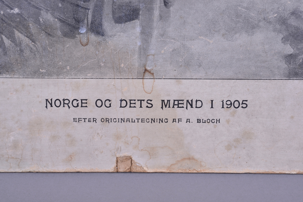 Rektangulær plansje av hvitt papir festet på kartong. Rektangulært motiv som er sentrert i midten av plansjen. Motivet er trykt i svart- hvitt. Midt på øverst på plansjen er det to hull for oppheng.  Det er trykt tekst på undersiden av motivet i form av svarte trykte bokstaver.