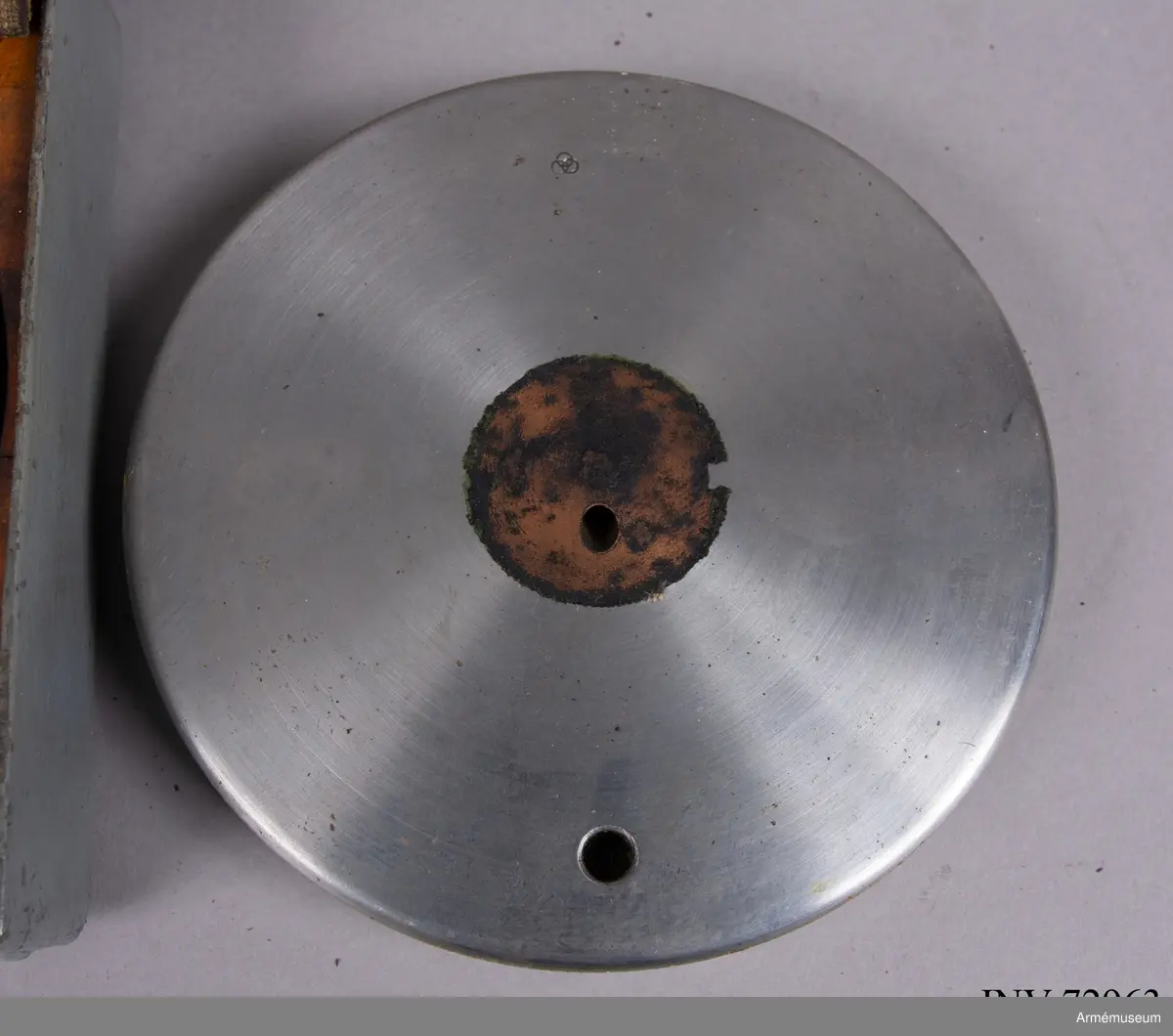 Grupp F:III. 
Tätring, Broadwellring till 8,7 cm refflad bakladdningskanon av Krupp's modell 1876 med stötbotten och underläggskivor i låda.
Samhörande: 2516:1 stötbotten. 2516:2-5. underläggsskivor av mässing, 2516:6 låda av järnplåt. 