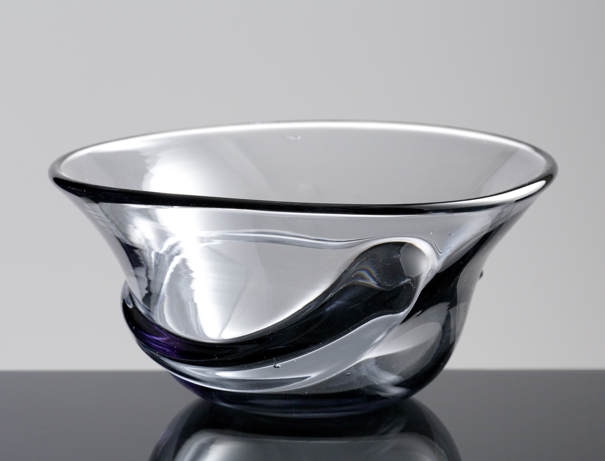 Ålskål. Formgiven av Hugo Gehlin. Se ritning.
Beskrivning: Klockformad med en ål virad runt om. Kulslipad botten.
Färg: Gråskimrande klarglas.
Mått: Ovan anges höjd och övre diameter. Bottendiameter: 96 mm.
Graverad märkning samt vit lapp med text. Se "Signering, märkning" 1 och 2 ovan.
Inskrivet i huvudkatalogen 1980.

Hugo Gehlin (1889-1953), verksam på Gullaskrufs glasbruk 1930-1953.
Funktion: Ålskål