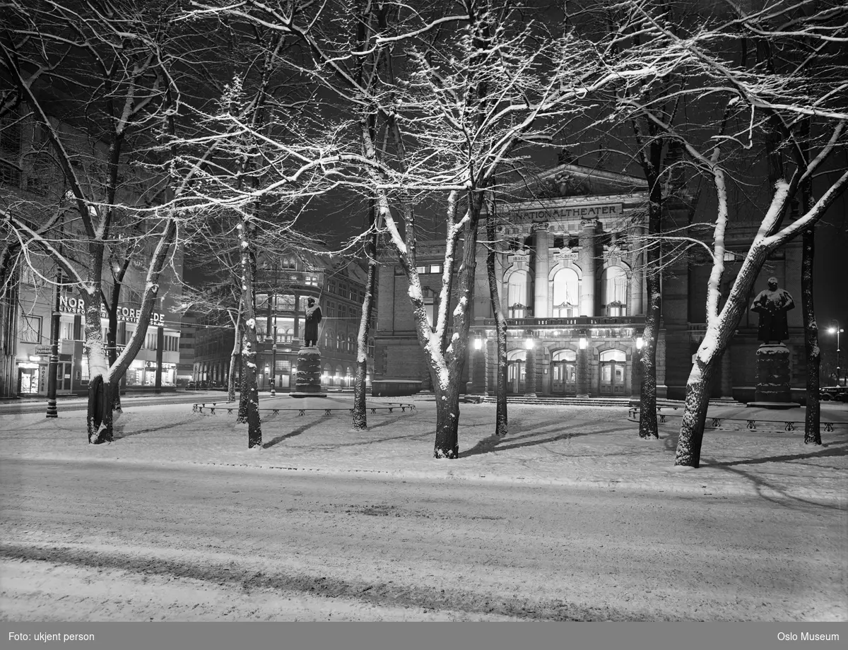 plass, trær, portrettstatuer, Nationaltheatret, Hotel Continental, kontorbygninger, snø, nattemørke