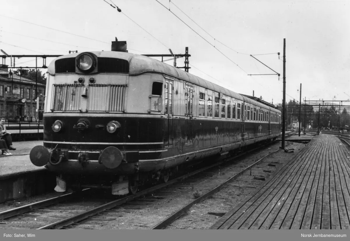 Dovreekspressen på Lillestrøm stasjon.