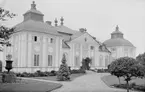 Ållonö slott beläget på Vikbolandet i Östra Stenby socken. Slottet uppfördes omkring 1670 av riksrådet friherre Gustaf Kurck efter ritningar av Nicodemus Tessin den äldre. Byggnaden förstördes vid ryssarnas härjningar av svenska ostkusten 1719, men kunde återuppbyggas 1740-1744. Därefter har slottet restaurerats i omgångar men alla gånger utan större ingrepp i byggnadskroppen, varför den i nuvarande gestalt ger en god bild av stormaktstidens arkitektur. Bilden är från omkring 1930.