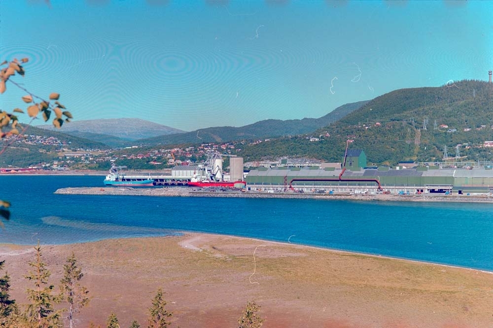 Mosjøen. Alcoa og Halsåsen sett fra Marsøra og andre siden av Vefsna.