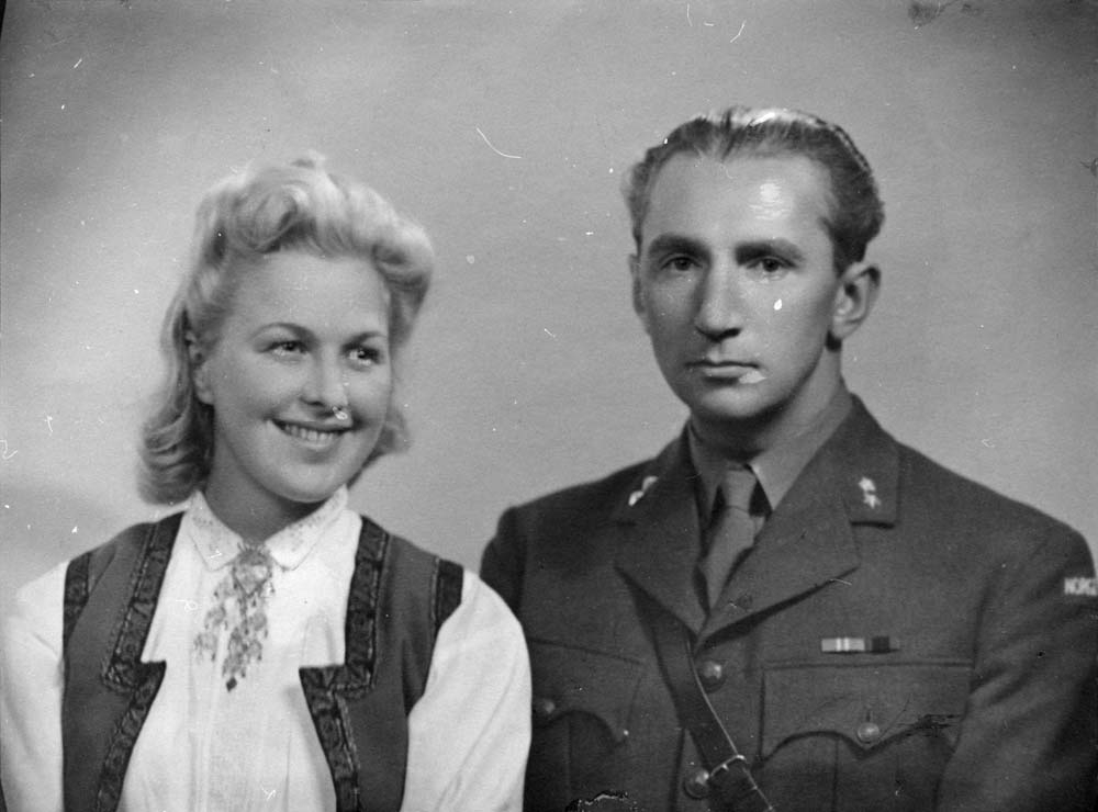 Brudebilde av Liv Grannes (1918-2004) og Birger Sjøberg (1905-1944).  Hans virkelige navn var Nils Berdahl f.1905 i Åfjord.