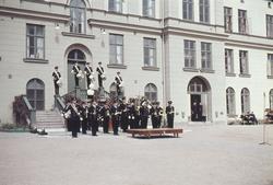 Marinens musikkår på trappan till Bataljon af Trolle