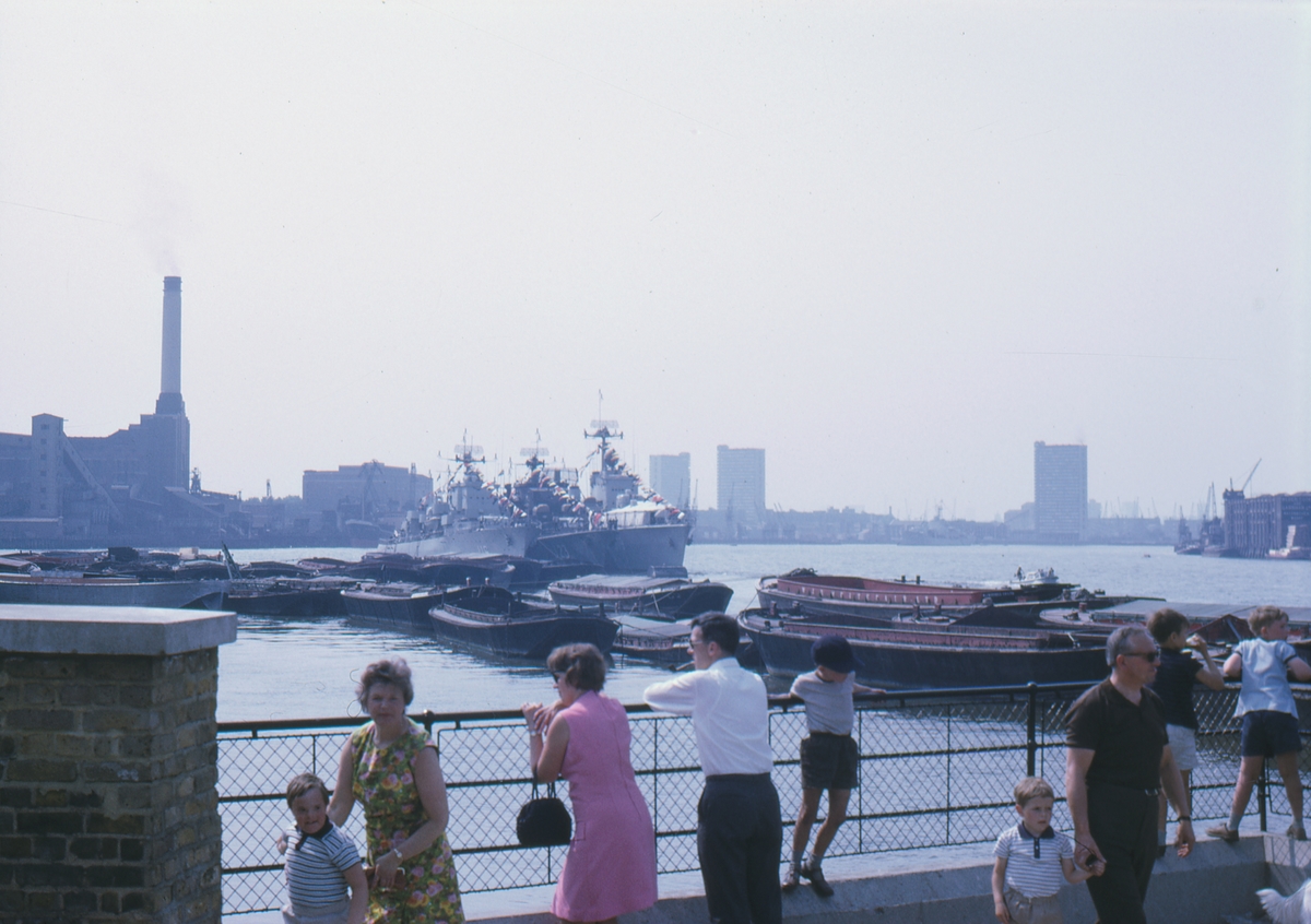 HMS Hälsingland J23, HMS Öland J16 samt ytterligare en svensk jagare förtöjda vid kaj i Themsen. I bakgrunden Battersea Power Station.