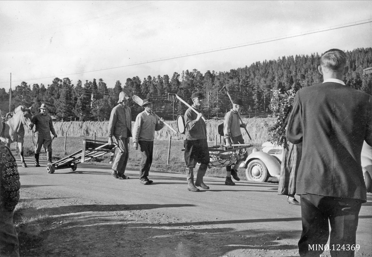 Fra Fjellfestivalen på Dalholen i 1935. 
Arrangør Turistlaget i Folldal. 
Deler av opptoget. Fremst: Karar med måssågrep og måssåriver. Kar med fjording: Olav Dalåsen. 