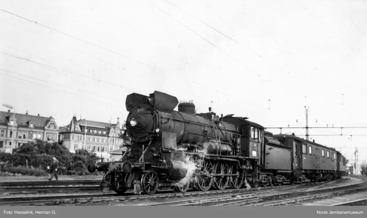 Damplokomotiv type 30b nr. 364 med persontog fra Oslo Ø til Otta, tog 307