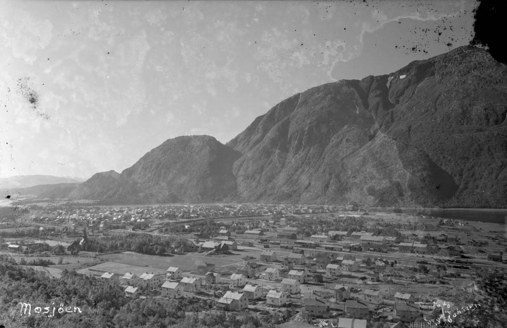 Oversiktsbilde av Mosjøen og Dolstad, med Øyfjellet.