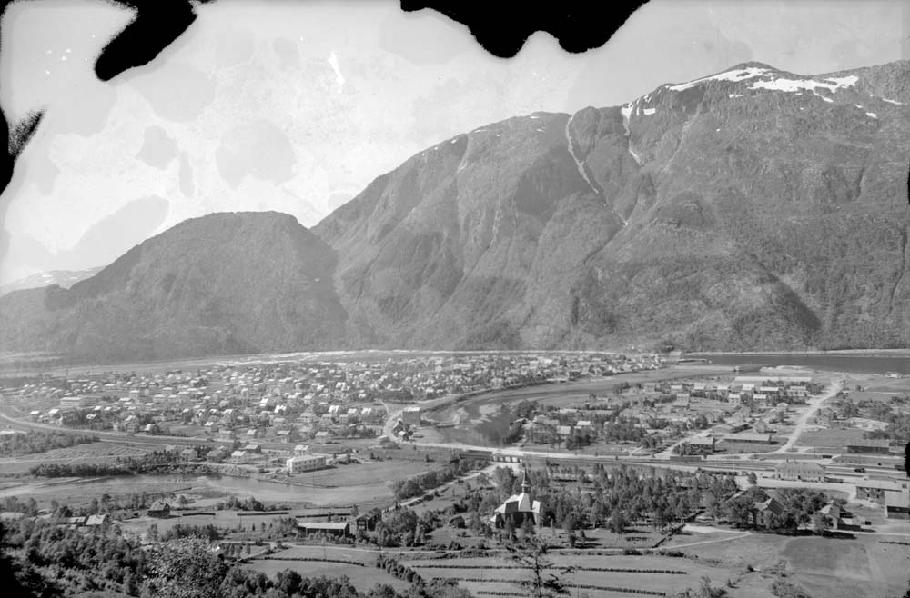 Mosjøen sett fra Dolstadåsen. Dolstad kirke. Merk at første del av barneskolen samt bygningen v/trevarefabrikken ved Skjerva er kommet opp.