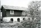 Hed sn, Karmansbo.
Uthus till arbetarbostäder. 1977.