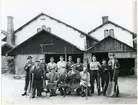 Hed sn, Karmansbo.
Karmansbo smedja, 1956. Gruppfoto av bruksarbetare, 1956.