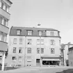 I hörnet av Nygatan och Läroverksgatan i Linköping låg fram till 1970 detta hus på adressen Nygatan 41. Märk väl att gatunumret varierat genom åren. Dokumentation av Östergötlands museum kort före rivningen.