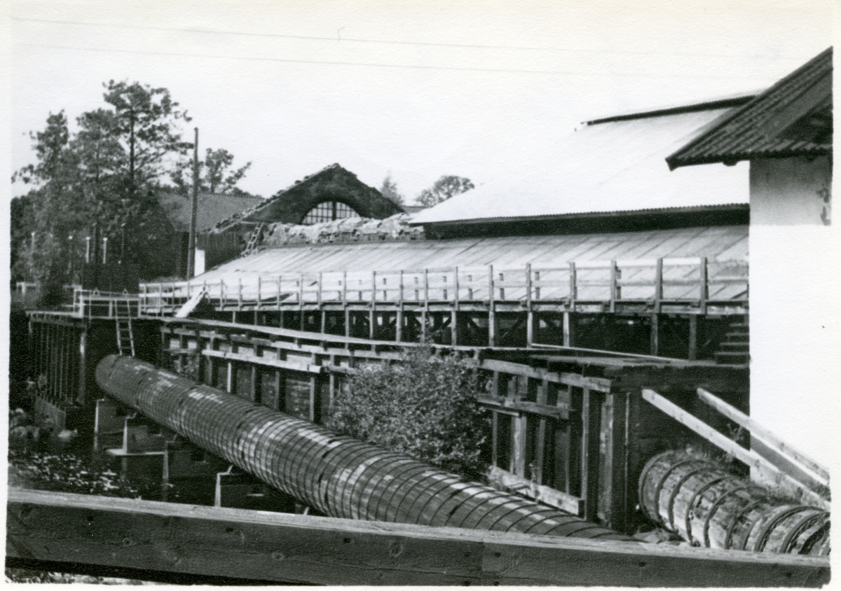 Hed sn, Karmansbo.
Exteriör av Karmansbo smedja. 1951.