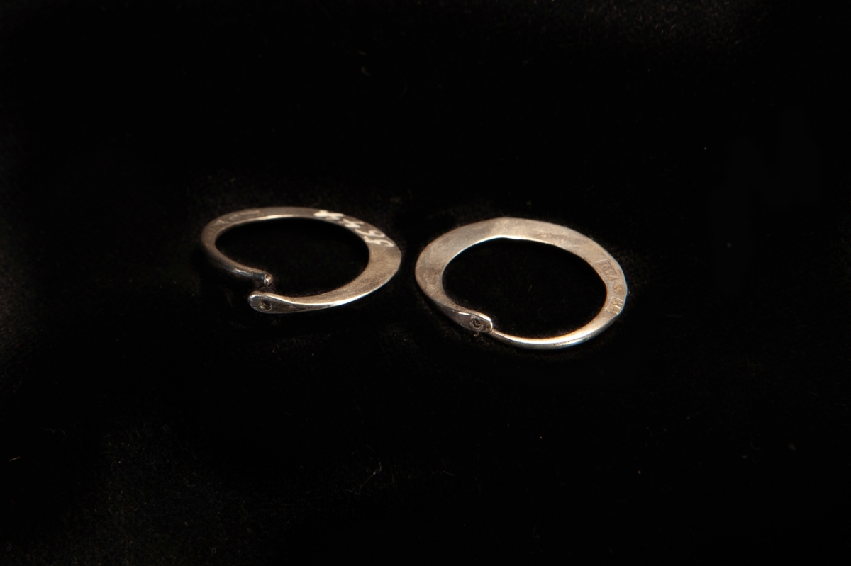 En rund örring av silver. Platt, enkel modell. Hör ihop med JM.5644:1