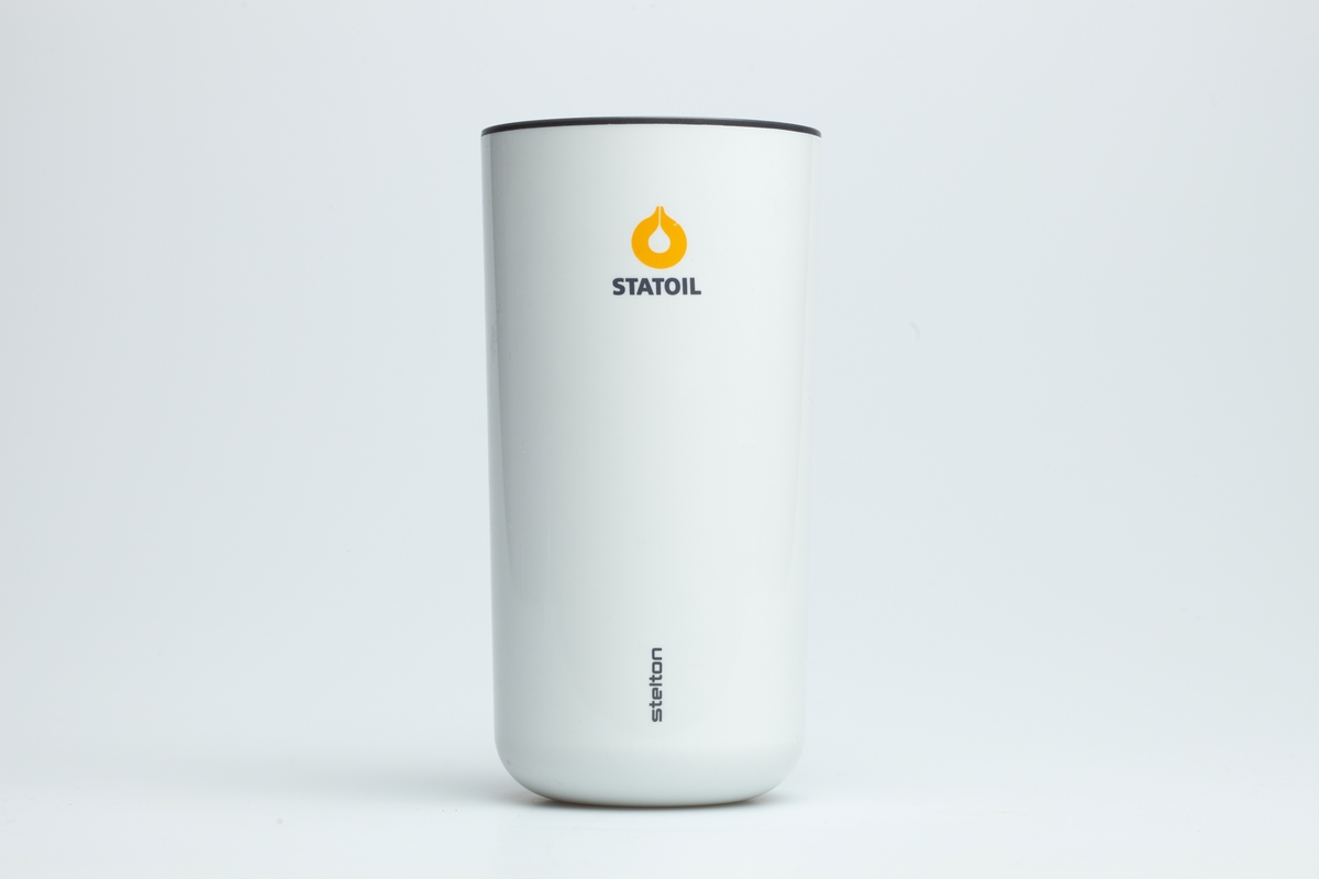 En hvit Statoilkopp uten hank og med skrulokk i hardplast med blank topp. På koppen er logo til Statoil og Stelton. Det er en oransje etikett på koppen med Statoillogo, en QR-kode, en strekkode og tallet 14.

Siden Statoilkoppen ble lansert i 2004 har den vært meget populær blant Norges bilister. Ved kjøp av koppen får bilisten gratis kaffe på alle Statoil stasjoner i landet, når bare vedkommende bruker Statoilkoppen. Det blir solgt ca. 400.000 Statoilkopper hvert år. Hvert år bytter koppen design.

Innsamlet i forbindelse med MiAs prosjekt Bensinstasjoner i Akershus 2016-2018.