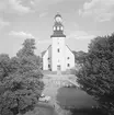 Stora Åby kyrka 1970. Vy från väst. Den nya kyrkan uppfördes på rekordtid 1757. Den ersatte en äldre som utdömts för sin litenhet. Biskop Olaus Rhyzelius rekommenderade socknen att välja byggmästare Peter Frimodig för uppgiften. Denne hade vid tiden stor erfarenhet och kom även i fallet Stora Åby visa sig vara kapabel uppgiften. Arbetet började den 13 juni 1857 och kyrkobyggnaden stod klar den 8 oktober samma år och kunde invigas dagen därpå. För ritningarna stod självaste biskopen.