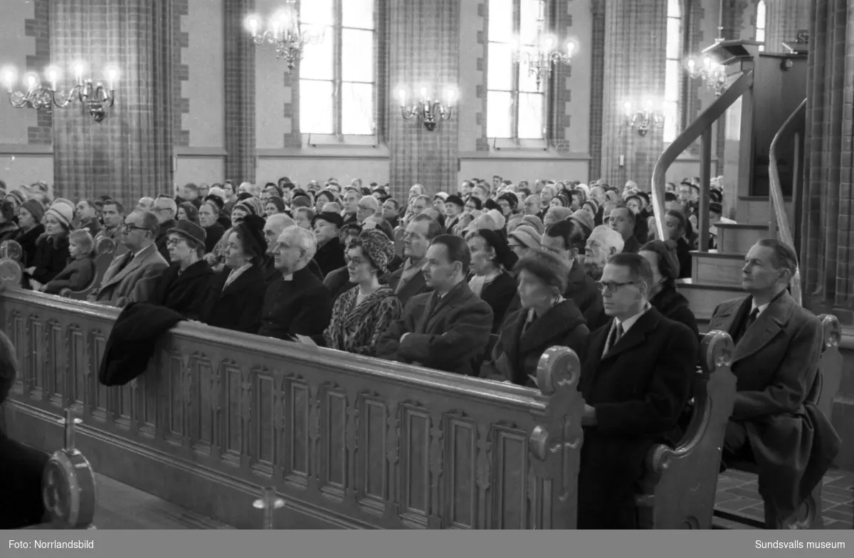 SCA-kören sjunger i GA-kyrkan då avgående direktör Axel Enström avtackas.