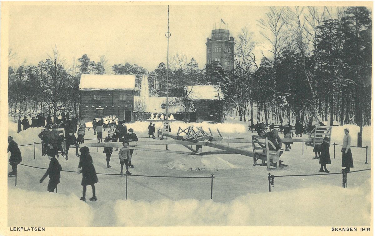 Slängkälke och skridskoåkare på skridskobana "Lekplatsen" framför Kyrkhultsstugan på Skansen.