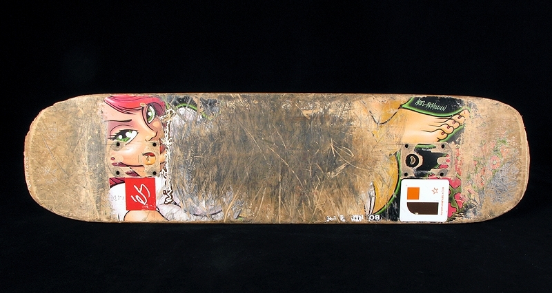 a) skateboardbräda av trä. Hjul saknas. Mått: längd 77,5 cm, bredd 19 cm, tjocklek 1 cm.
b1-b2) svarta skateskor. Märke: DC Shoe.
Märkning: "DCSHOECOUSA".
 Mått: längd 23 cm, bredd 9 cm, höjd 8,5 cm.
c1-c2) vita skateskor.  Märke: DC Shoe. 
Märkning: "DCSHOECOUSA". 
Mått: längd 22 cm, bredd 8, 5 cm, höjd 8,5 cm.