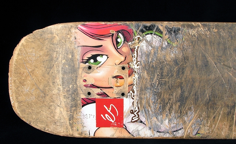 a) skateboardbräda av trä. Hjul saknas. Mått: längd 77,5 cm, bredd 19 cm, tjocklek 1 cm.
b1-b2) svarta skateskor. Märke: DC Shoe.
Märkning: "DCSHOECOUSA".
 Mått: längd 23 cm, bredd 9 cm, höjd 8,5 cm.
c1-c2) vita skateskor.  Märke: DC Shoe. 
Märkning: "DCSHOECOUSA". 
Mått: längd 22 cm, bredd 8, 5 cm, höjd 8,5 cm.