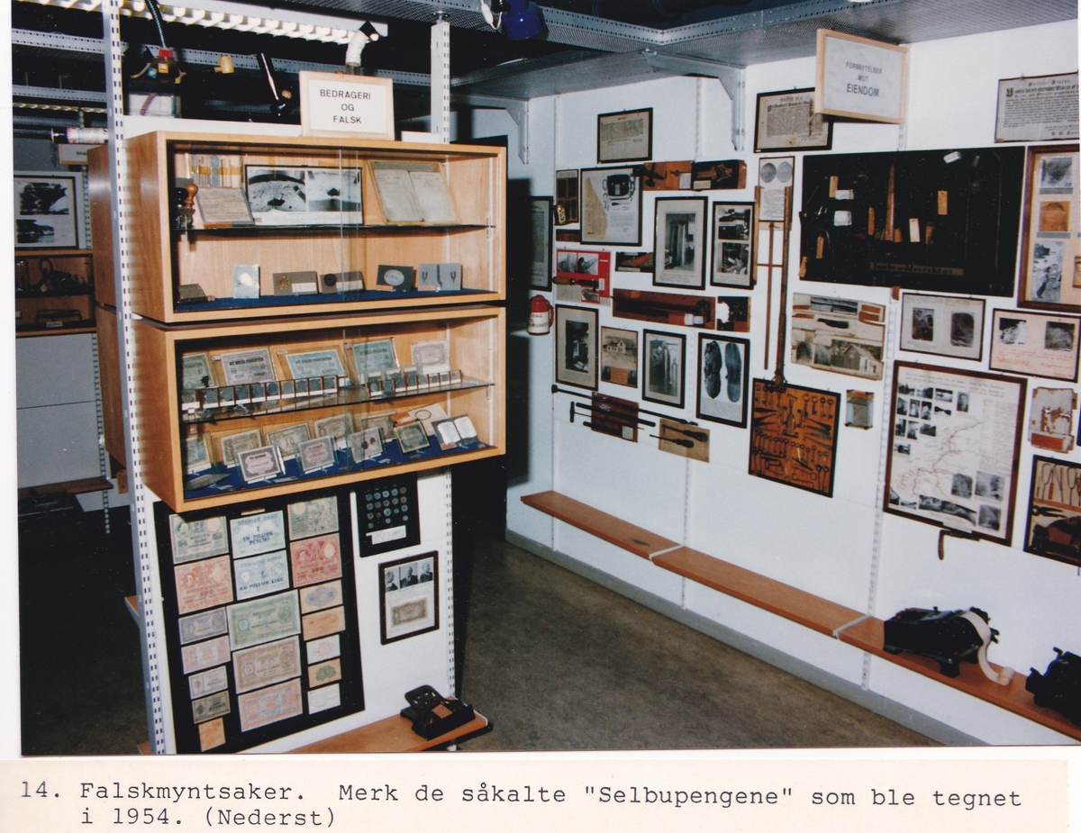 Album med foto fra utstillingen i kjelleren på politistasjonen i Trondheim fra 1975-1992, med forord av Knut Sivertsen