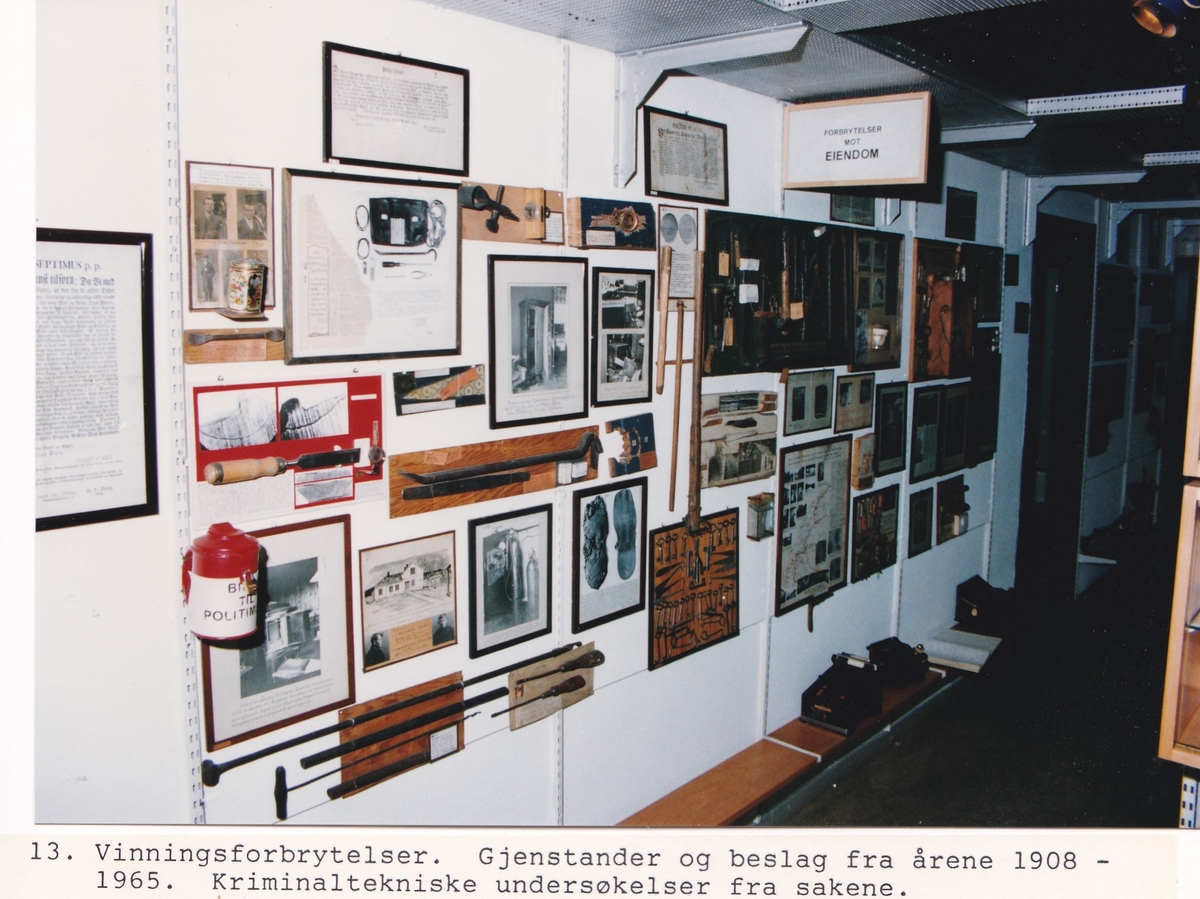 Album med foto fra utstillingen i kjelleren på politistasjonen i Trondheim fra 1975-1992, med forord av Knut Sivertsen