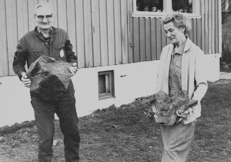 Leirfjord. Da første salva på nyveien havnet i hagen til Emma og Martin.
Pressebilde fra Helgeland arbeiderblad.