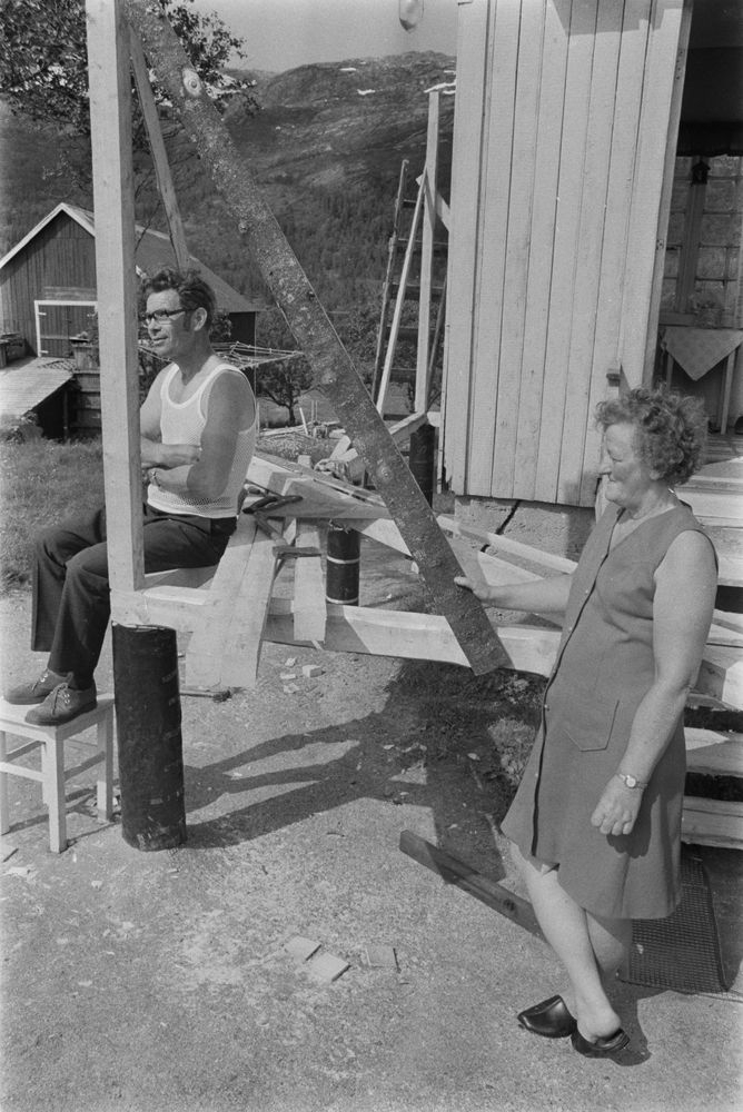 Leirfjord, Tovåsen. Jørgen Jakobsen og kona Åsta Jørgensen foran huset.
Bildet fra Helgeland Arbeiderblad sin sommerpatrulje.
Finnes også som VBH.F.2011-010-0063